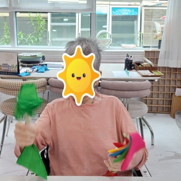숲재활요양원 어르신들이 음악과 리듬을 즐기는 여가활동 모습